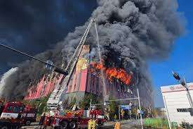 தென் கொரியாவின் பிரபல ஆடை அலங்கார மையத்தில் தீ விபத்து